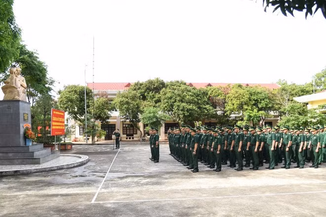 Lãnh đạo và cán bộ, chiến sĩ cơ quan Ban Chỉ huy Bộ đội Biên phòng tỉnh Đắk Lắk dâng hoa trước tượng đài Bác Hồ với chiến sĩ Biên phòng.