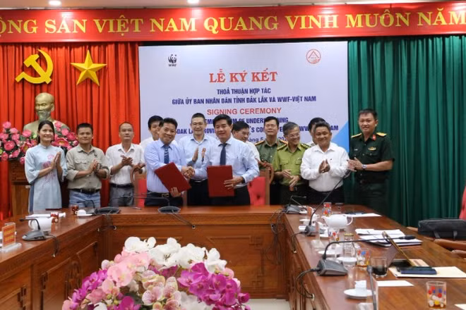 Lãnh đạo Ủy ban nhân dân tỉnh Đắk Lắk và Văn phòng đại diện Tổ chức quốc tế về Bảo tồn thiên nhiên tại Việt Nam ký kết thỏa thuận hợp tác về quản lý, bảo tồn tài nguyên thiên nhiên, đa dạng sinh học và phát triển bền vững trên địa bàn tỉnh.