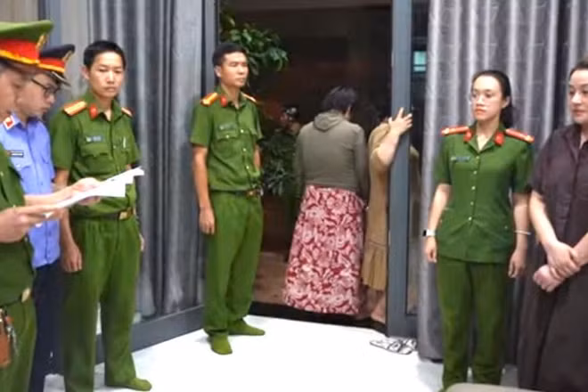 Cơ quan Cảnh sát điều tra, Công an tỉnh Đắk Lắk thi hành lệnh bắt giữ 2 đối tượng lừa đảo.