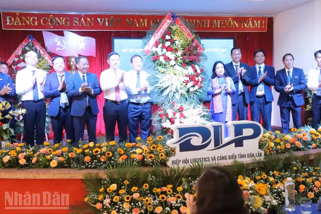 Các đồng chí lãnh đạo Tỉnh ủy, Hội đồng nhân dân, Ủy ban nhân dân tỉnh Đắk Lắk tặng hoa chúc mừng Đại hội.