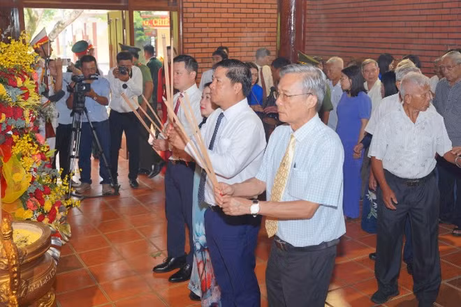 Các đồng chí lãnh đạo tỉnh Đắk Lắk dâng hương tưởng nhớ, tri ân công lao to lớn của Chủ tịch Hồ Chí Minh.