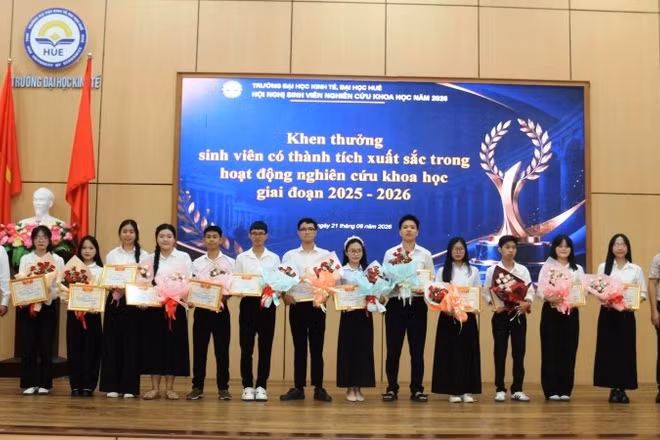 Trường đại học Kinh tế, Đại học Huế vinh danh 14 sinh viên/nhóm sinh viên đạt thành tích xuất sắc trong hoạt động nghiên cứu khoa học giai đoạn 2025-2026. (Ảnh: PH.THẢO)