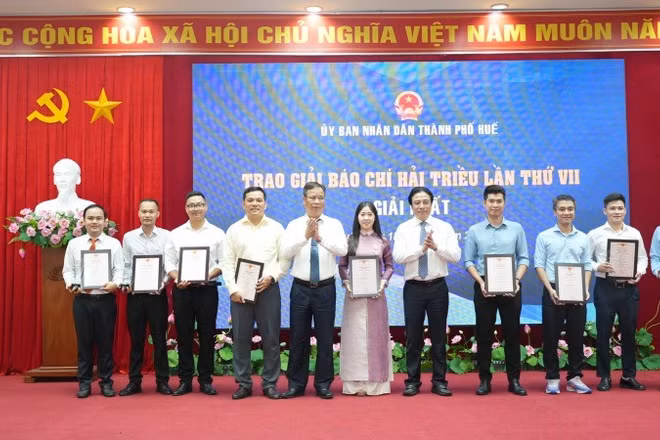 Lãnh đạo thành phố Huế trao giải Nhất - Giải Báo chí Hải Triều lần thứ VII cho các tác giả, nhóm tác giả.