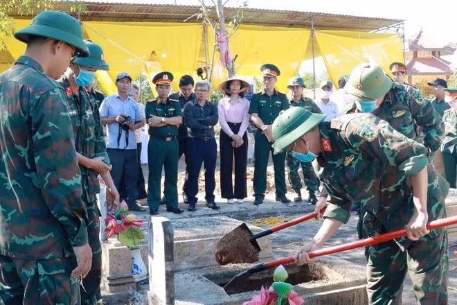 Ban chỉ đạo 515 thành phố Huế và phường Phong Điền tổ chức lấy mẫu, bàn giao mẫu và số hóa thông tin hài cốt liệt sĩ trên địa bàn. (Ảnh: LÊ SÁU).