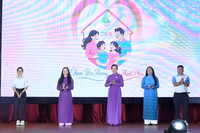 "Chạm yêu thương - Xây hạnh phúc" là chủ đề của Ngày Gia đình Việt Nam năm 2026.