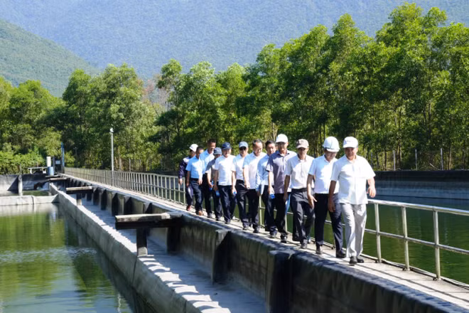 Đoàn công tác của Ủy ban nhân dân thành phố khảo sát tại Nhà máy nước Chân Mây.