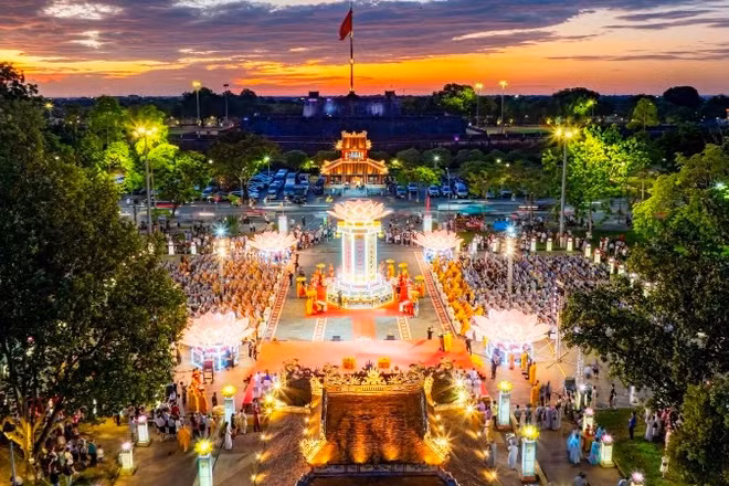 Lễ hội Hoa đăng với chủ đề “Ánh đạo Vàng son - Hội tụ Văn hóa, Lan tỏa Hòa bình” do Ban Trị sự Giáo hội Phật giáo Việt Nam thành phố Huế tổ chức tại Nghinh Lương Đình bên bờ sông Hương. 