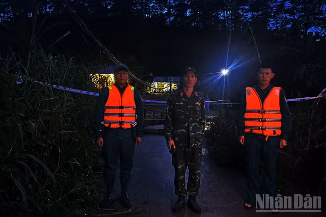 Lực lượng chức năng xã D'Ran triển khai các biện pháp bảo vệ, giăng dây cảnh báo, ngăn người dân qua lại khu vực cầu bị sập.
