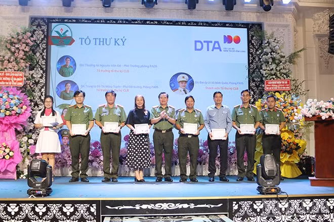 Các thành viên Ban điều hành, Tổ Thư ký Câu lạc bộ niềm tin số tỉnh Vĩnh Long ra mắt tại sự kiện. (Ảnh: Minh Khởi)