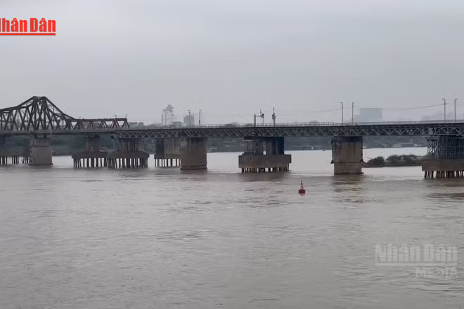 [Video] Bắt đầu cấm xe qua cầu Long Biên trong 2 tháng