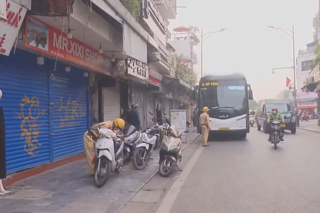 [Video] Xử lý xe khách dừng, đỗ sai quy định tại các cửa ngõ Hà Nội