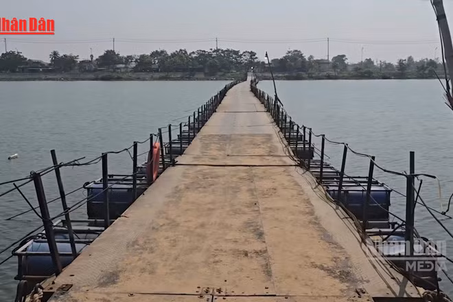 [Video] Cầu phao ở Quảng Trị hoạt động trở lại sau 2 tuần tạm dừng hoạt động