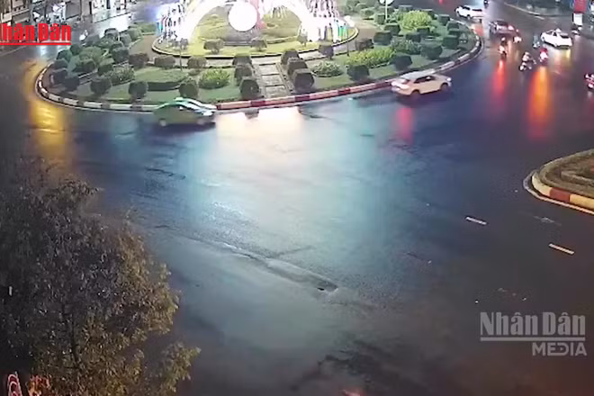 [Video] Xe container cuốn xe máy, hai phụ nữ thương vong