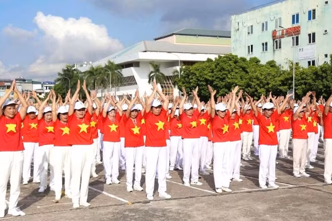 Hoạt động đồng diễn của người cao tuổi chào mừng kỷ niệm 80 năm Cách mạng Tháng Tám và Quốc khánh Việt Nam vừa mới đây. (Ảnh: HNV)