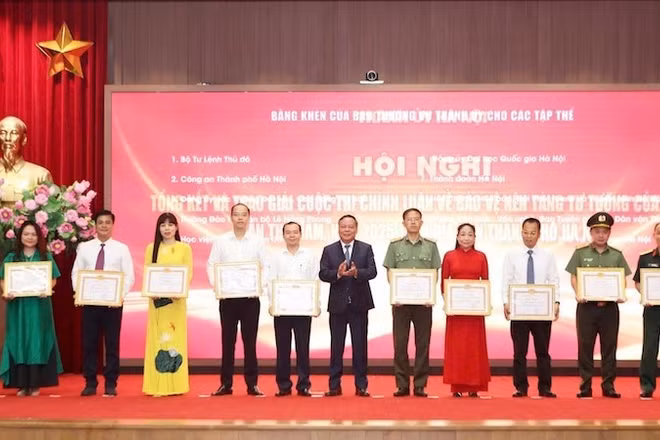 Phó Bí thư Thường trực Thành ủy Hà Nội Nguyễn Văn Phong tặng Bằng khen cho các tập thể xuất sắc thực hiện Cuộc thi.