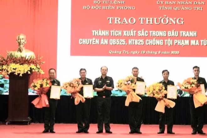 Trung tướng Nguyễn Anh Tuấn, Bí thư Đảng ủy, Chính ủy Bộ đội Biên phòng trao thưởng cho các tập thể có thành xuất sắc trong thực hiện 2 chuyên án về tội phạm ma túy. (Ảnh: BP)