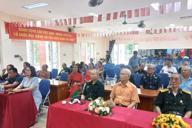 Quang cảnh 1 cuộc họp của tổ dân phố trên địa bàn phường Từ Liêm, Hà Nội. (Ảnh: PV)