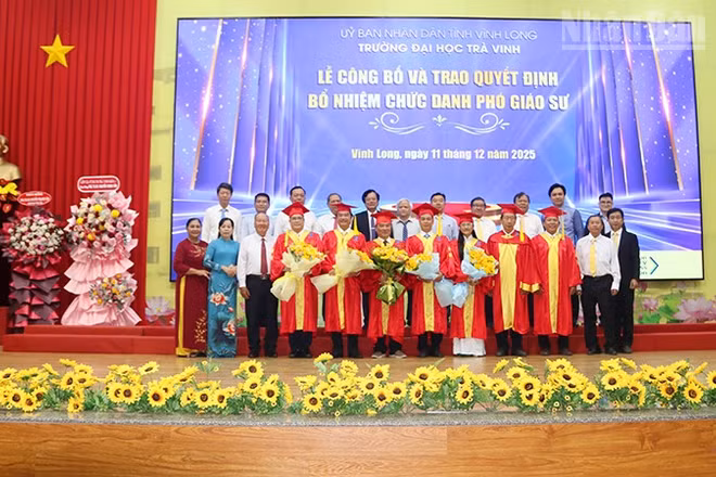 Các tân Phó Giáo sư chụp ảnh lưu niệm cùng các đồng chí lãnh đạo tỉnh, Trường đại học Trà Vinh.