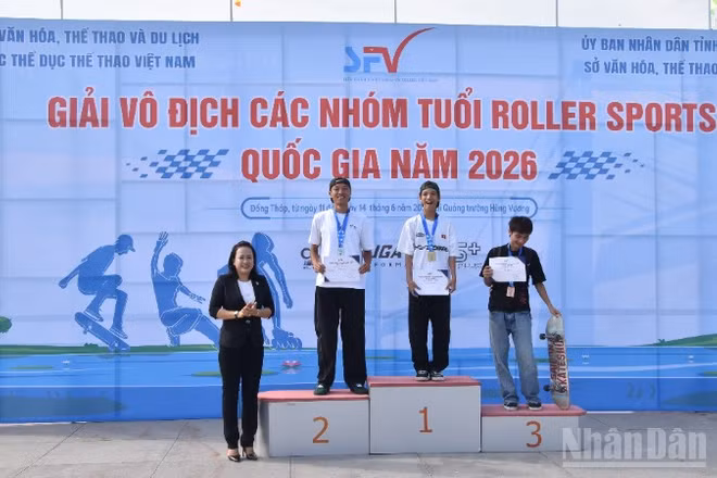 Ban tổ chức trao giải cho các vận động viên.