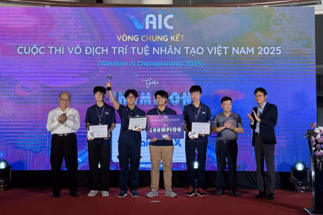 Đại diện Ban tổ chức trao Cúp vô địch cho nhóm học sinh đến từ Trường trung học phổ thông Chuyên Hà Nội-Amsterdam. (Ảnh: THÚY QUỲNH)
