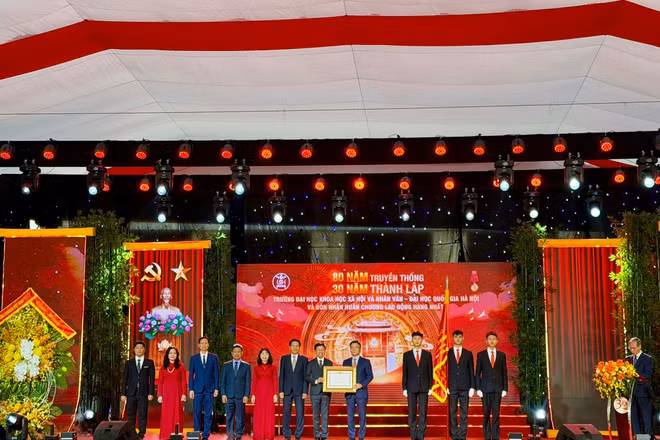 Phó Thủ tướng Chính phủ Lê Thành Long trao Huân chương Lao động hạng Nhất cho Trường đại học Khoa học Xã hội và Nhân văn (Đại học Quốc gia Hà Nội). (Ảnh: QUỲNH NGUYỄN) 