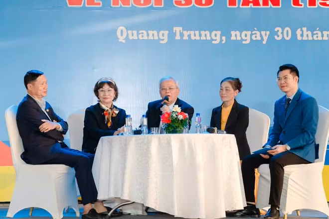 Những nhân chứng lịch sử trong suốt những năm tháng sơ tán của Đại học Kinh tế Quốc dân chia sẻ tại phần giao lưu “Ký ức về một thời sơ tán”.