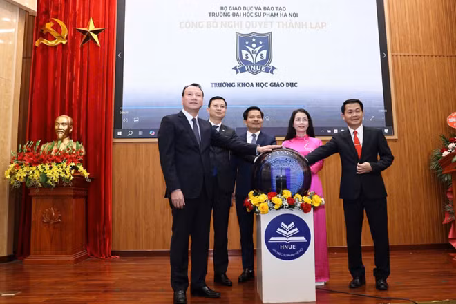 Nghi thức công bố Nghị quyết thành lập 3 trường thuộc Trường đại học Sư phạm Hà Nội. (Ảnh: THANH TÙNG)