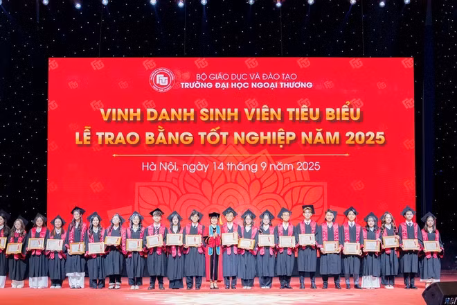 Vinh danh sinh viên tiêu biểu Trường đại học Ngoại thương. 