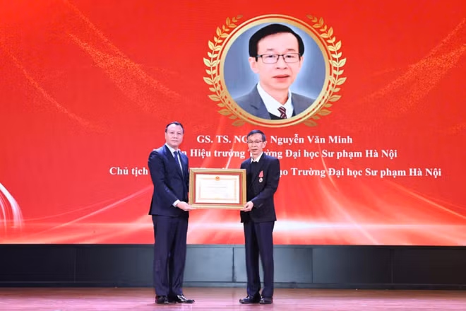 Trường đại học Sư phạm Hà Nội tổ chức trao Huân chương Lao động hạng Nhì cho Giáo sư, Tiến sĩ, Nhà giáo ưu tú Nguyễn Văn Minh, Chủ tịch Hội đồng Khoa học và Đào tạo, nguyên Hiệu trưởng nhà trường. (Ảnh: THANH TÙNG)