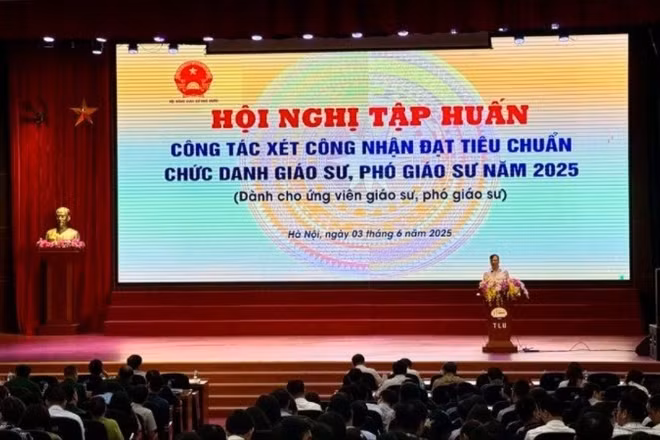Chánh văn phòng Hội đồng giáo sư Nhà nước, Phó Giáo sư, Tiến sĩ Trần Anh Tuấn phát biểu tại Hội nghị. (Ảnh: THÚY QUỲNH)