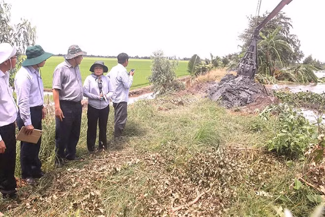 Lãnh đạo Ủy ban nhân dân tỉnh Tây Ninh kiểm tra công tác phòng chống lũ tại các ô đê bao xã Vĩnh Châu.