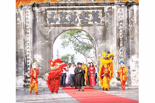 Nghi lễ dâng hương tại Lễ Cáo yết mở hội tại Lễ hội mùa thu Côn Sơn-Kiếp Bạc năm 2025.