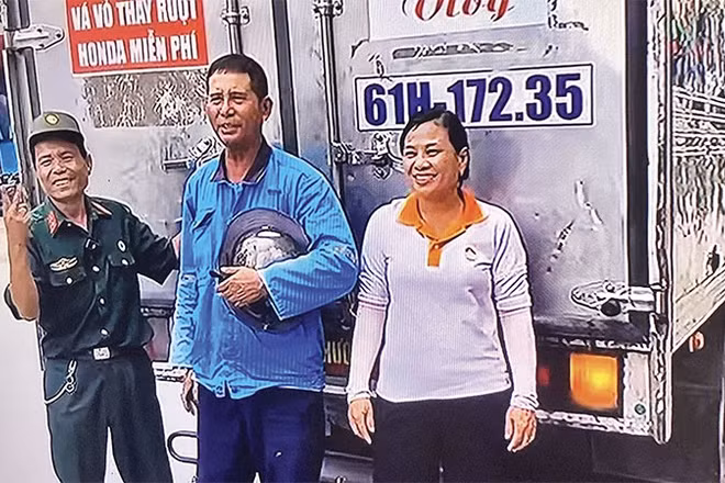 Ông Nguyễn Đức Quân va bà Phạm Thị Vân (bên phải) và chiếc xe “cứu nạn” của mình.