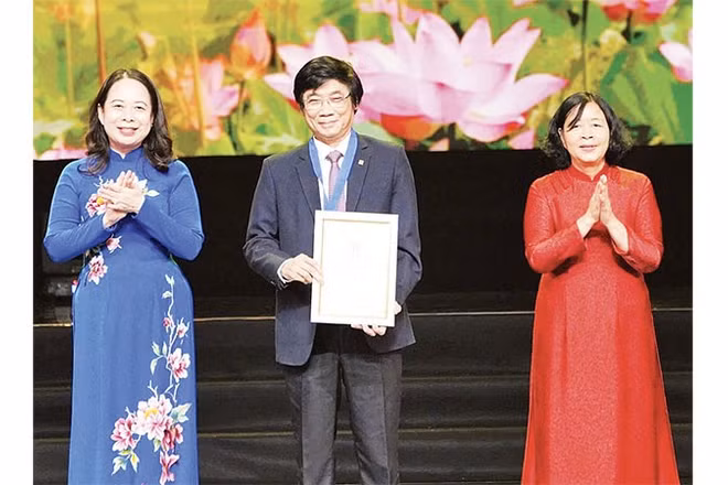 Kiến trúc sư Trần Ngọc Chính, Chủ tịch Hội Quy hoạch phát triển đô thị Việt Nam được thành phố Hà Nội vinh danh “Công dân Thủ đô ưu tú” năm 2025.