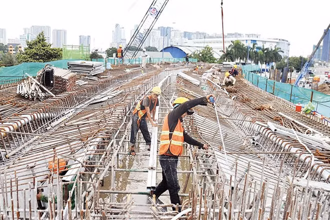 Công nhân thi công tại Dự án nút giao thông An Phú, cửa ngõ phía đông Thành phố Hồ Chí Minh.