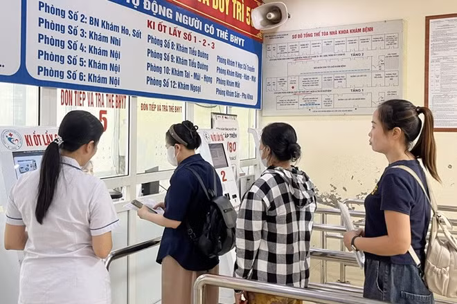 Người dân tham gia bảo hiểm y tế đăng ký khám, chữa bệnh tại Bệnh viện đa khoa Chương Mỹ (Sở Y tế Hà Nội). (Ảnh: VĂN LẬP)