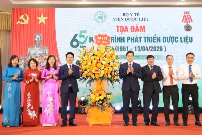 Lãnh đạo Bộ Y tế tặng hoa chúc mừng những kết quả Viện Dược liệu đạt được sau 65 năm thành lập.