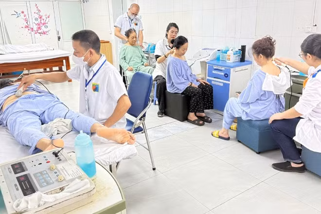 Người bệnh trên địa bàn Hà Nội điều trị bằng phương pháp y học cổ truyền tại Khoa Phục hồi chức năng và Y học cổ truyền, Bệnh viện đa khoa Hòe Nhai. (Ảnh: VÂN VÂN)