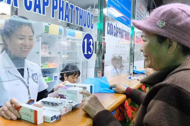 Người bệnh lĩnh thuốc tại các cơ sở khám, chữa bệnh khi tham gia bảo hiểm y tế. (Ảnh: THANH MAI)