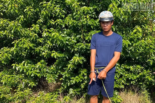 Đối tượng Lê Chí Tưởng, ngụ ấp Quyền Thiện, xã Biển Bạch, tỉnh Cà Mau bị tạm giữ hình sự để điều tra, làm rõ hành vi hiếp dâm. (Ảnh: MINH KHỞI)