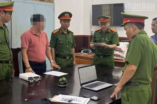 Đối tượng Trần Văn Trạng (thứ 2 bên trái) nghe Cơ quan Công an tống đạt các quyết định khởi tố, bắt tạm giam. (Ảnh: MINH KHỞI)