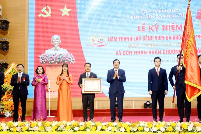 Lãnh đạo tỉnh Phú Thọ trao Huân chương Lao động hạng Ba cho Bệnh viện đa khoa tỉnh Phú Thọ.