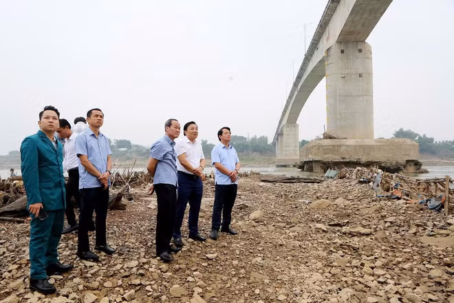 Phó Chủ tịch Ủy ban nhân dân tỉnh Phú Thọ Nguyễn Huy Ngọc kiểm tra thực trạng cầu Sông Lô.