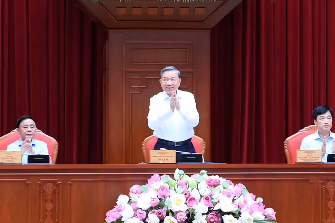 Tổng Bí thư, Chủ tịch nước Tô Lâm, Thường trực Ban Bí thư Trần Cẩm Tú và Trưởng ban Tổ chức Trung ương Nguyễn Duy Ngọc chủ trì gặp mặt cán bộ quy hoạch diện Bộ Chính trị quản lý. (Ảnh: ĐĂNG KHOA)