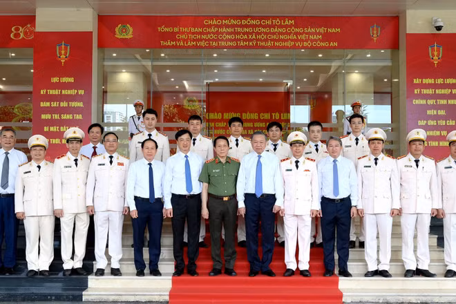 Tổng Bí thư, Chủ tịch nước Tô Lâm và các đại biểu dự cuộc làm việc tại Trung tâm Kỹ thuật nghiệp vụ, Bộ Công an.(Ảnh: ĐĂNG KHOA)