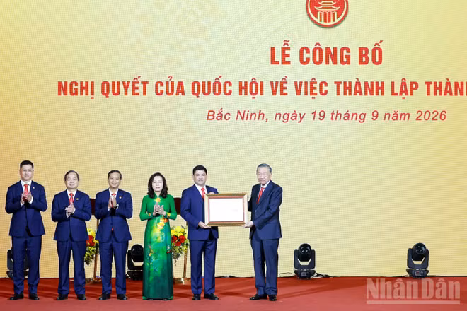 Tổng Bí thư, Chủ tịch nước Tô Lâm trao Nghị quyết của Quốc hội về việc thành lập thành phố Bắc Ninh cho lãnh đạo thành phố Bắc Ninh. (Ảnh: ĐĂNG KHOA)