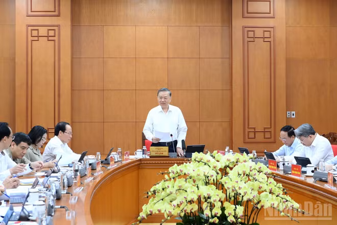 Tổng Bí thư, Chủ tịch nước Tô Lâm chủ trì làm việc với các cơ quan liên quan về đánh giá kết quả 1 năm triển khai thực hiện Nghị quyết số 71-NQ/TW của Bộ Chính trị về đột phá phát triển giáo dục và đào tạo. (Ảnh: ĐĂNG KHOA)