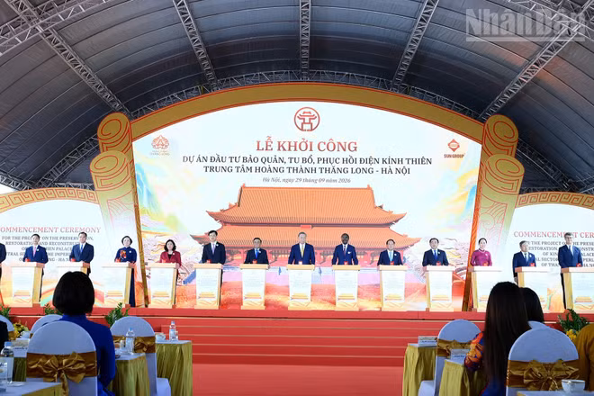Tổng Bí thư, Chủ tịch nước Tô Lâm và các đại biểu thực hiện nghi thức khởi công Dự án đầu tư bảo quản, tu bổ, phục hồi Điện Kính Thiên. (Ảnh: ĐĂNG KHOA)