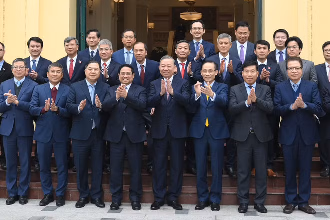 Tổng Bí thư Tô Lâm, Thủ tướng Phạm Minh Chính với các Đại sứ, Trưởng cơ quan đại diện Việt Nam tại nước ngoài tham dự Đại hội XIV của Đảng.