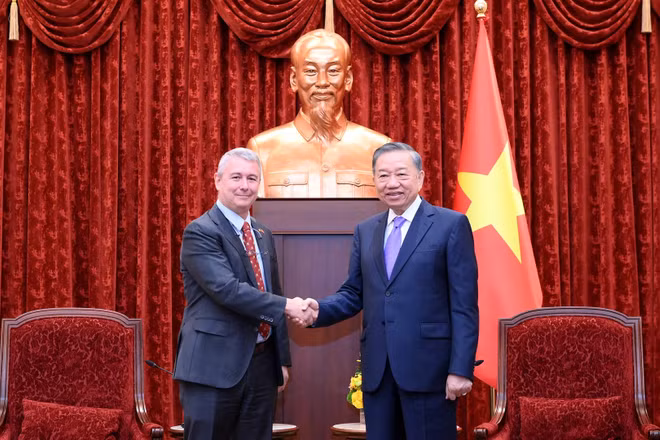 Tổng Bí thư, Chủ tịch nước Tô Lâm và Đại sứ Đặc mệnh toàn quyền Vương quốc Bỉ tại Việt Nam Karl Van Den Bossche. (Ảnh: ĐĂNG KHOA)